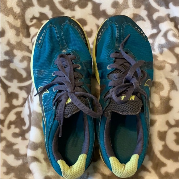Teal and lime women’s Nike tennis shoes - Picture 4 of 5